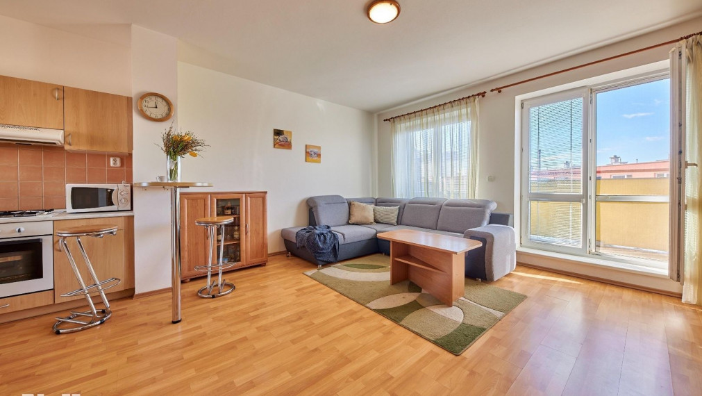 REZERVOVANÉ- Petržalské korzo - 2 izbový byt plus 15,65 m2 terasa, klimatizácia, zariadený