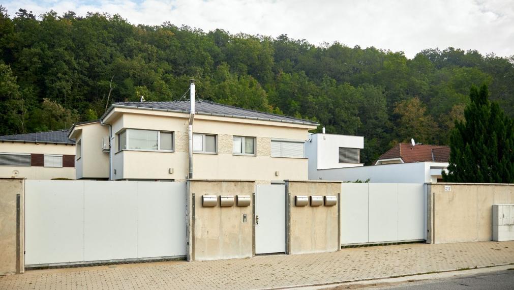 Exkluzívne na predaj 3i dom 127m2 v súkromnom areály, 2x parkovacie miesto, 2x kúpeľňa, záhrada, Devínska cesta, Bratislava IV