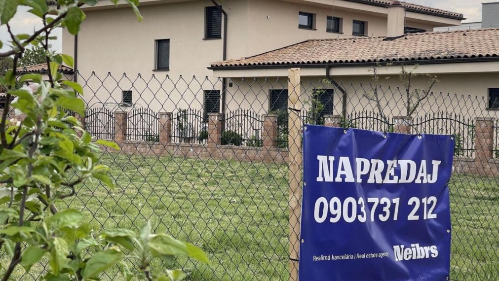 Neibrs | Pekný slnečný pozemok s rozlohou 814 m2  -  s platným územným rozhodnutím a podaným stavebným povolením