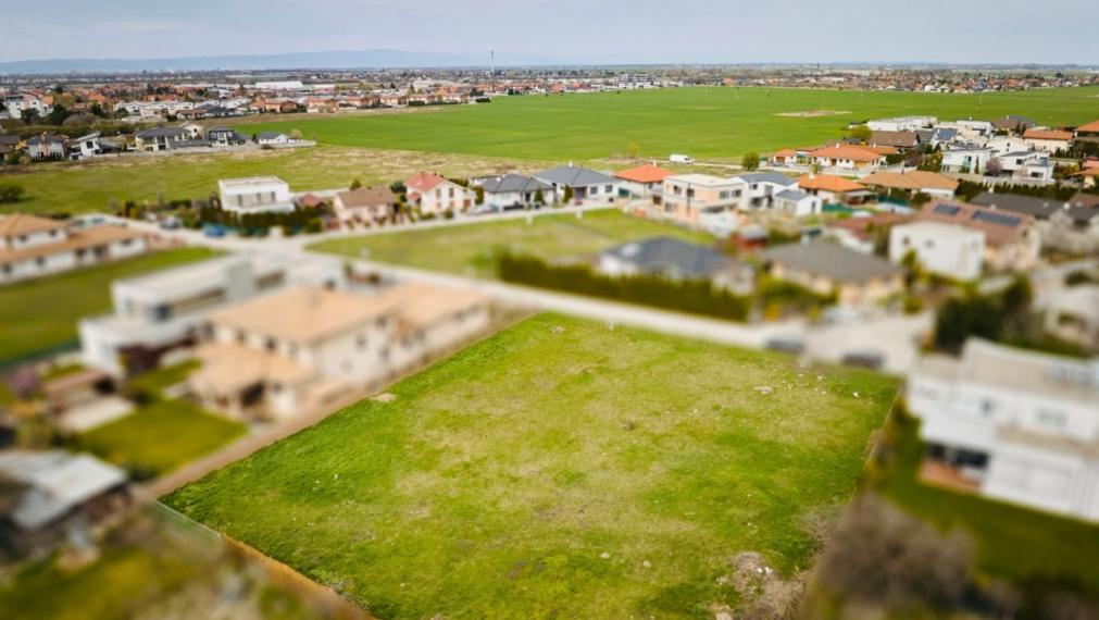 Neibrs | Právoplatné UR a stavebné povolenie k pozemku na výstavbu RD - - 653 m2