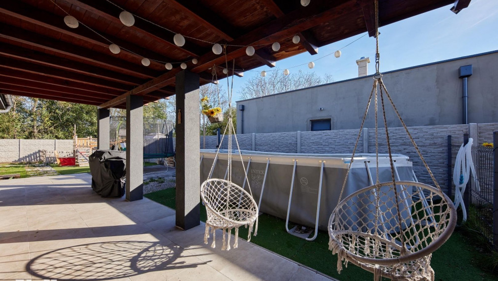 Neibrs | Svetlý zariadený dokončený 4 izbový RD s krytými terasami,  detským ihriskom a nadzemným bazénom