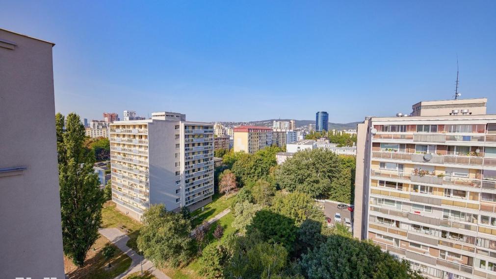 Neibrs | TEHLA, 2 izb. byt s loggiou, s potenciálom 3 izb. bytu, Bajkalská ul., Ružinov-Nivy