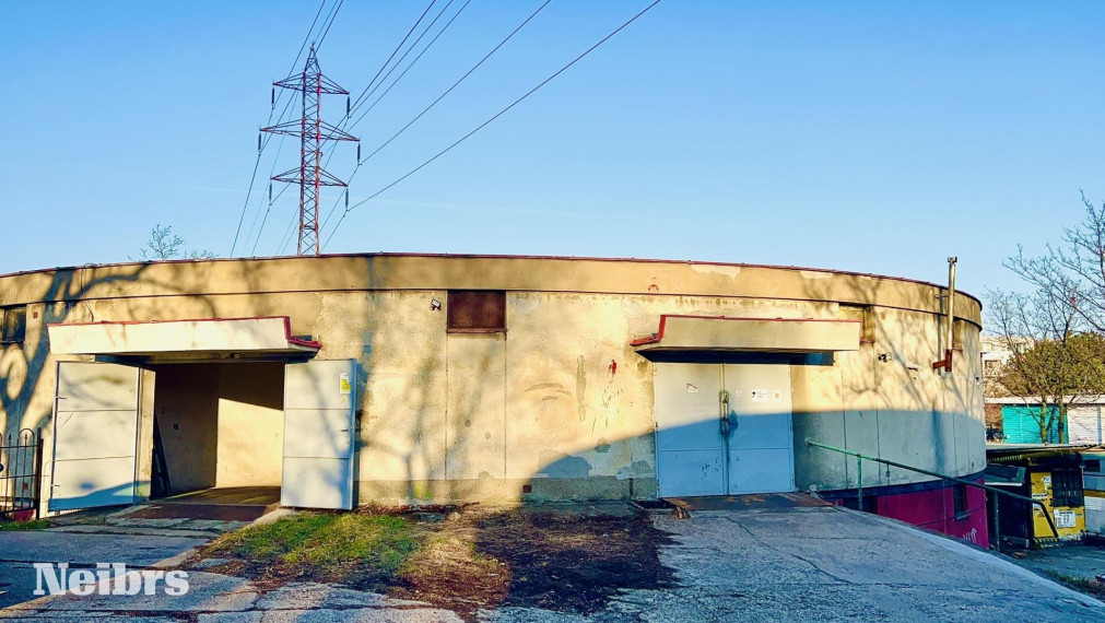 Neibrs | Priestranná zachovalá uzamykateľná garáž s pozemkom