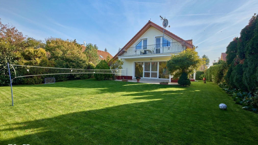 Neibrs | 4-5 izb.  RD,veľký pozemok,  Rusovce, upravená záhrada, dvojgaráž