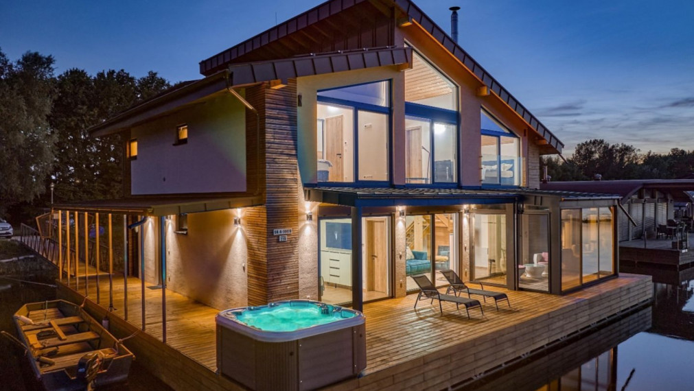Neibrs | Exkluzívne na predaj  novostavba 5i nízkoenergetický hausboat na celoročné bývanie, 250m2, terasa, vírivka, parkovanie, Jarovecké rameno