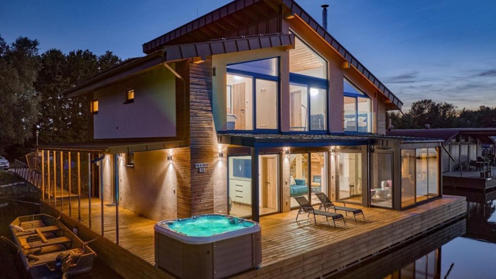 Neibrs | Exkluzívne na predaj  novostavba 5i nízkoenergetický hausboat na celoročné bývanie, 250m2, terasa, vírivka, parkovanie, Jarovecké rameno