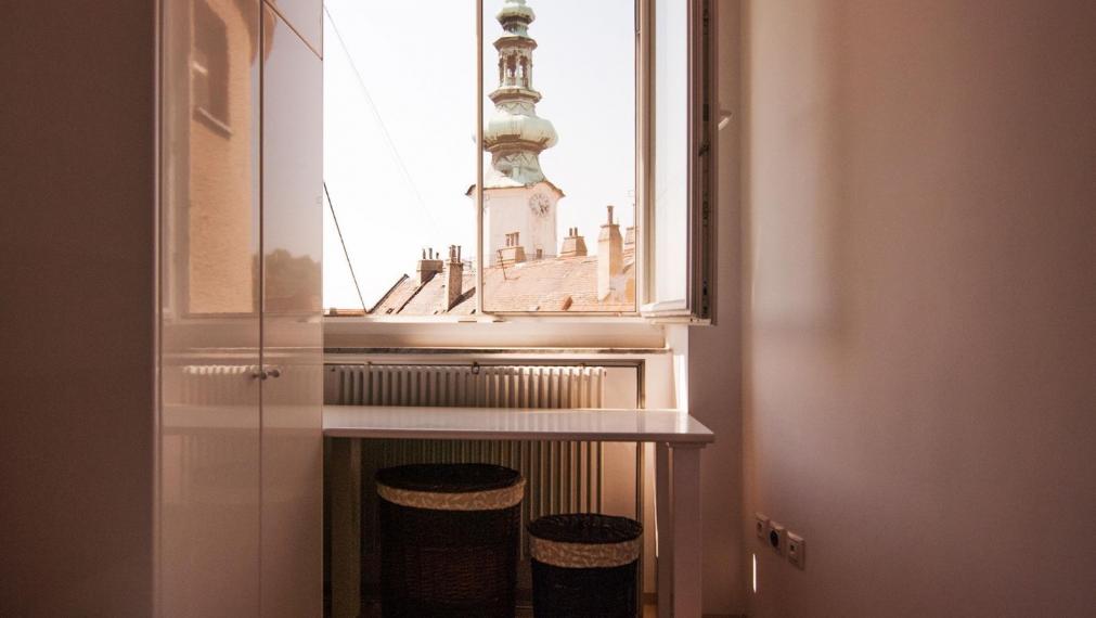Neibrs | Na prenájom zariadený 2i by, 54m2,klíma, historické centrum,  Hurbanovo námestie, Bratislava I