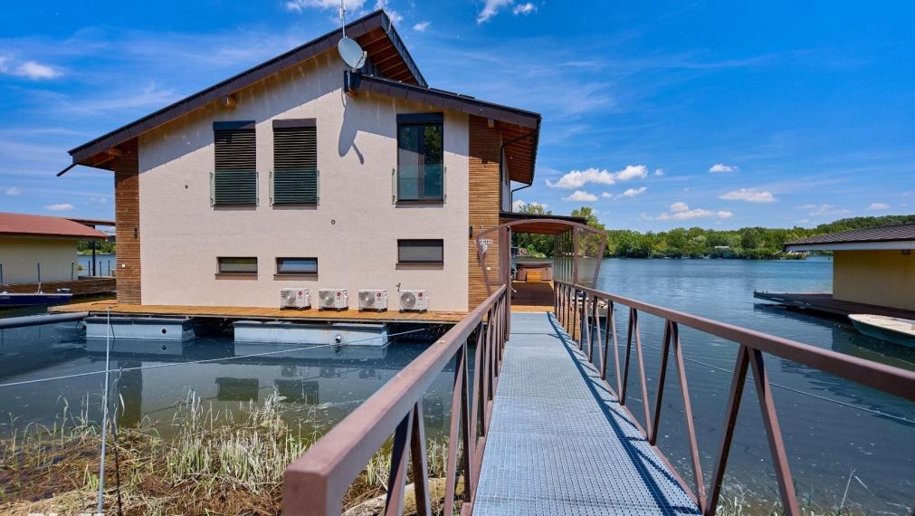 Neibrs | Exkluzívne na predaj  novostavba 5i nízkoenergetický hausboat na celoročné bývanie, 250m2, terasa, vírivka, parkovanie, Jarovecké rameno