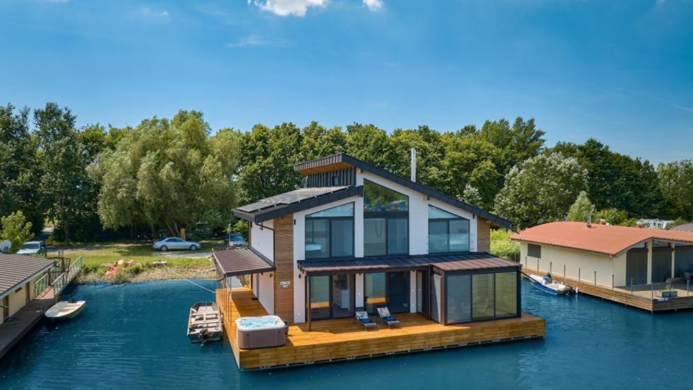 Neibrs | Exkluzívne na predaj 5i luxusný a nízkoenergetický hausboat na celoročné bývanie, 250m2, terasa, vírivka, parkovanie, Jarovecké rameno