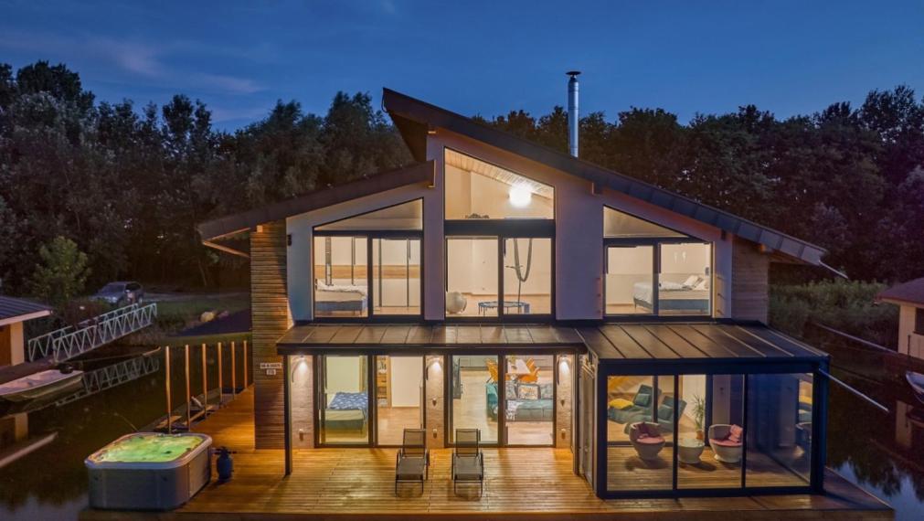 Neibrs | Exkluzívne na predaj novostavba 5i nízkoenergetický hausboat na celoročné bývanie, 250m2, terasa, vírivka, parkovanie, Jarovecké rameno