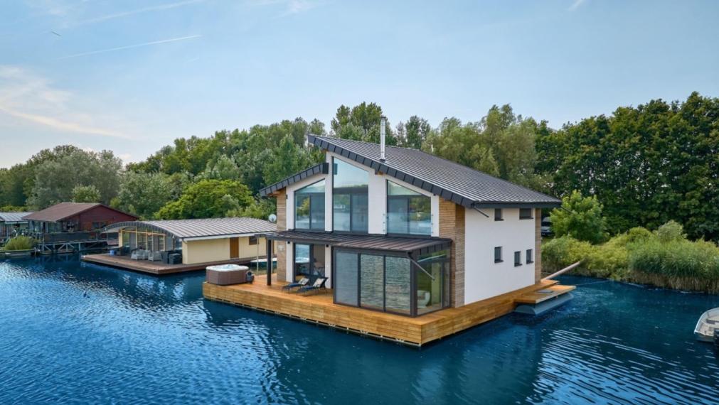 Neibrs | Exkluzívne na predaj novostavba 5i nízkoenergetický hausboat na celoročné bývanie, 250m2, terasa, vírivka, parkovanie, Jarovecké rameno