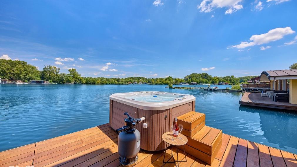 Neibrs | Exkluzívne na predaj novostavba 5i nízkoenergetický hausboat na celoročné bývanie, 250m2, terasa, vírivka, parkovanie, Jarovecké rameno