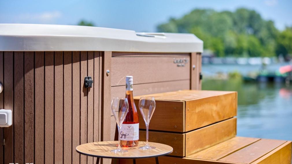 Neibrs | Exkluzívne na predaj novostavba 5i nízkoenergetický hausboat na celoročné bývanie, 250m2, terasa, vírivka, parkovanie, Jarovecké rameno