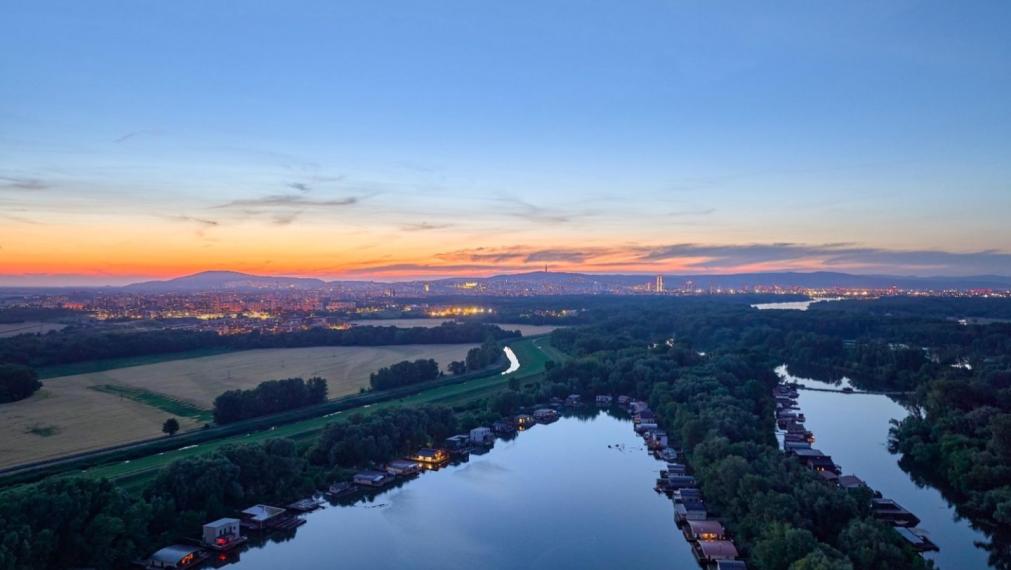 Neibrs | Exkluzívne na predaj novostavba 5i nízkoenergetický hausboat na celoročné bývanie, 250m2, terasa, vírivka, parkovanie, Jarovecké rameno