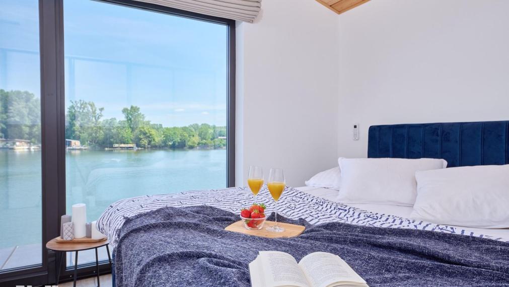 Neibrs | Exkluzívne na predaj novostavba 5i nízkoenergetický hausboat na celoročné bývanie, 250m2, terasa, vírivka, parkovanie, Jarovecké rameno