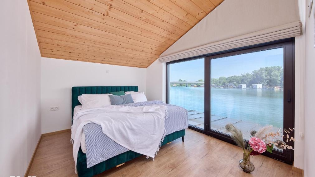 Neibrs | Exkluzívne na predaj novostavba 5i nízkoenergetický hausboat na celoročné bývanie, 250m2, terasa, vírivka, parkovanie, Jarovecké rameno