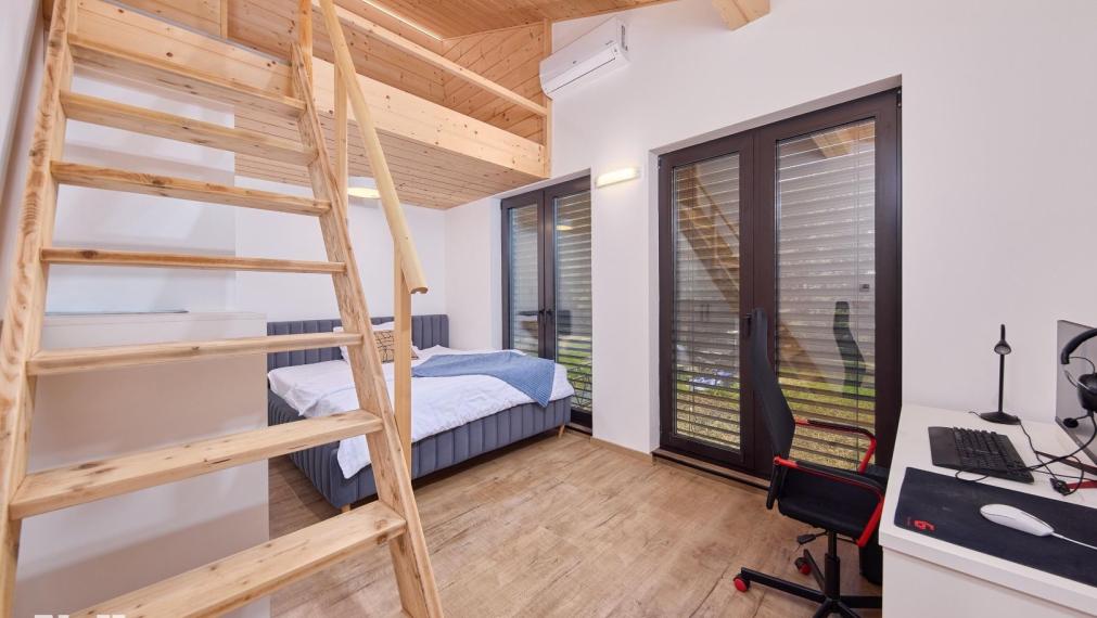 Neibrs | Exkluzívne na predaj novostavba 5i nízkoenergetický hausboat na celoročné bývanie, 250m2, terasa, vírivka, parkovanie, Jarovecké rameno