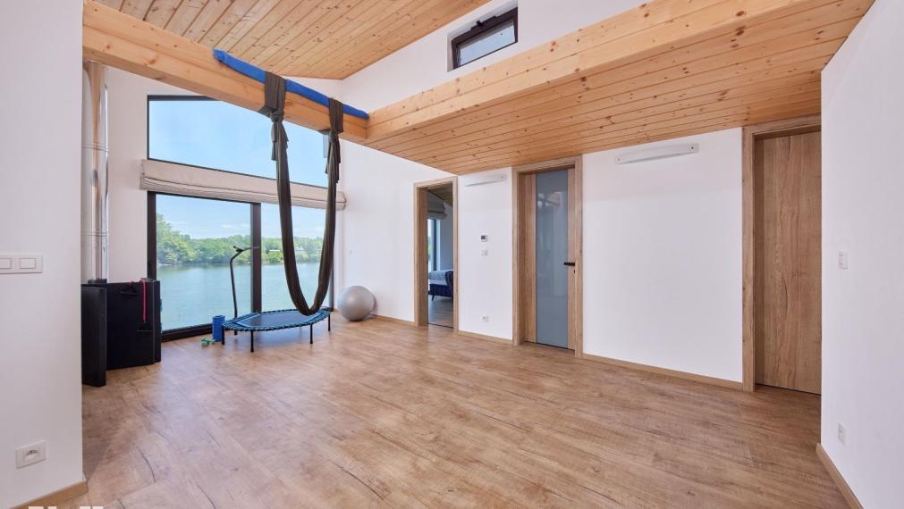 Neibrs | Exkluzívne na predaj novostavba 5i nízkoenergetický hausboat na celoročné bývanie, 250m2, terasa, vírivka, parkovanie, Jarovecké rameno