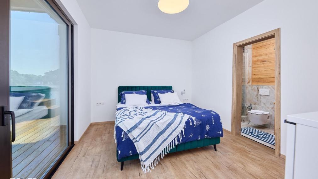 Neibrs | Exkluzívne na predaj novostavba 5i nízkoenergetický hausboat na celoročné bývanie, 250m2, terasa, vírivka, parkovanie, Jarovecké rameno