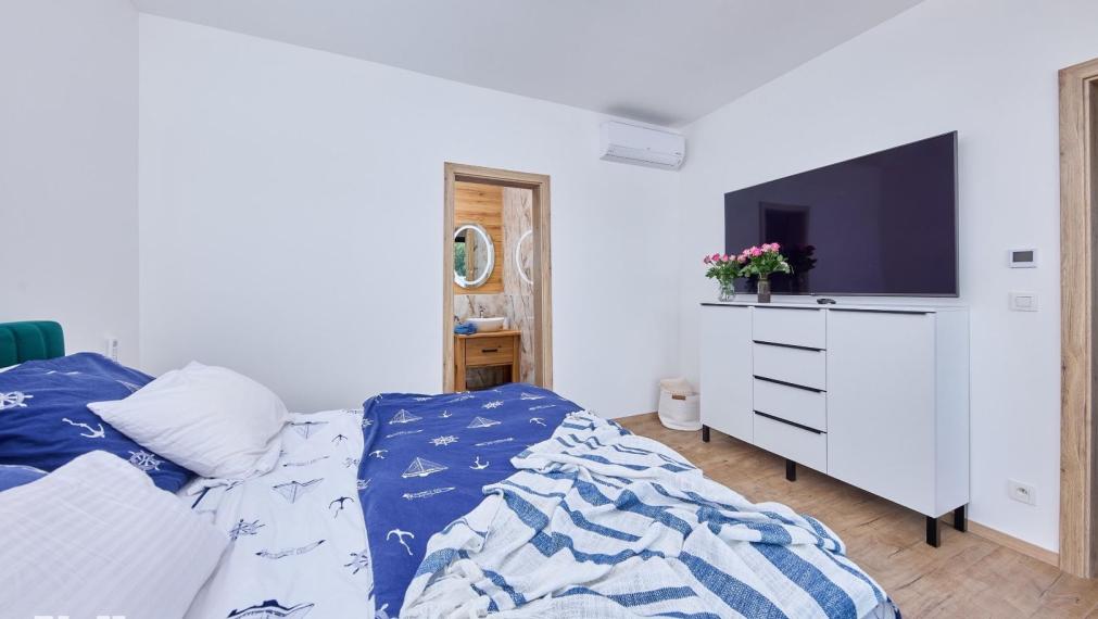 Neibrs | Exkluzívne na predaj novostavba 5i nízkoenergetický hausboat na celoročné bývanie, 250m2, terasa, vírivka, parkovanie, Jarovecké rameno