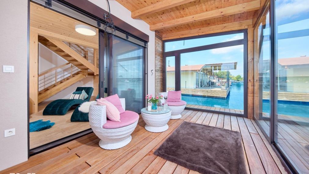 Neibrs | Exkluzívne na predaj novostavba 5i nízkoenergetický hausboat na celoročné bývanie, 250m2, terasa, vírivka, parkovanie, Jarovecké rameno