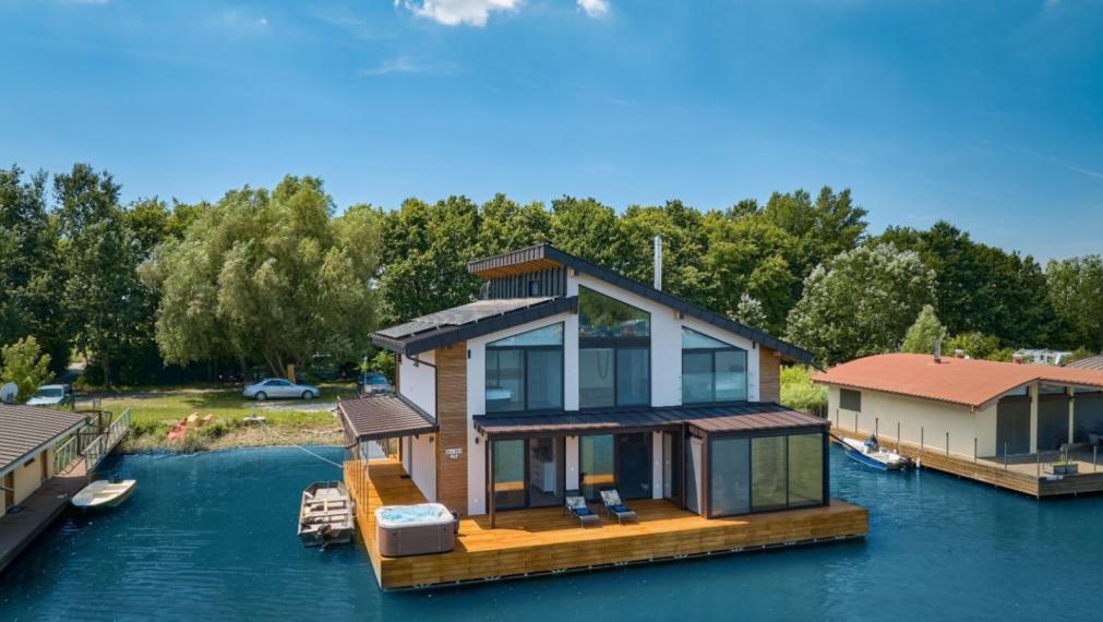 Neibrs | Exkluzívne na predaj novostavba 5i nízkoenergetický hausboat na celoročné bývanie, 250m2, terasa, vírivka, parkovanie, Jarovecké rameno