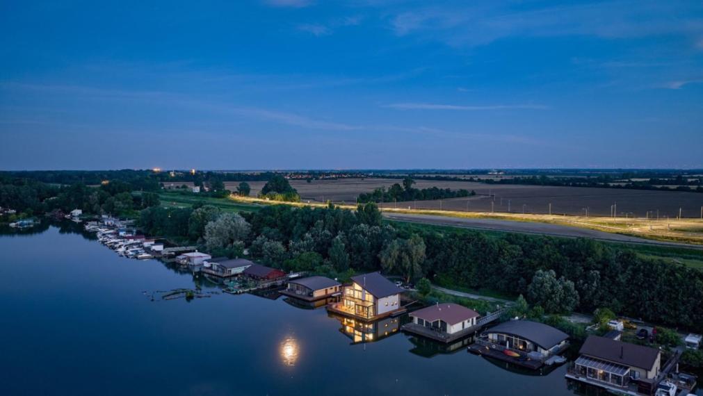 Neibrs | Exkluzívne na predaj novostavba 5i nízkoenergetický hausboat na celoročné bývanie, 250m2, terasa, vírivka, parkovanie, Jarovecké rameno