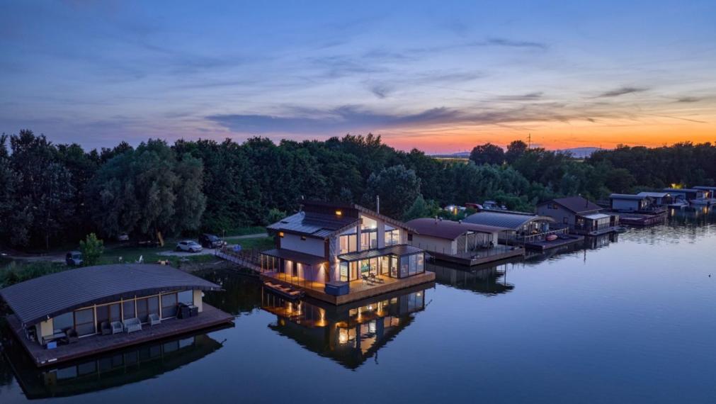 Neibrs | Exkluzívne na predaj novostavba 5i nízkoenergetický hausboat na celoročné bývanie, 250m2, terasa, vírivka, parkovanie, Jarovecké rameno