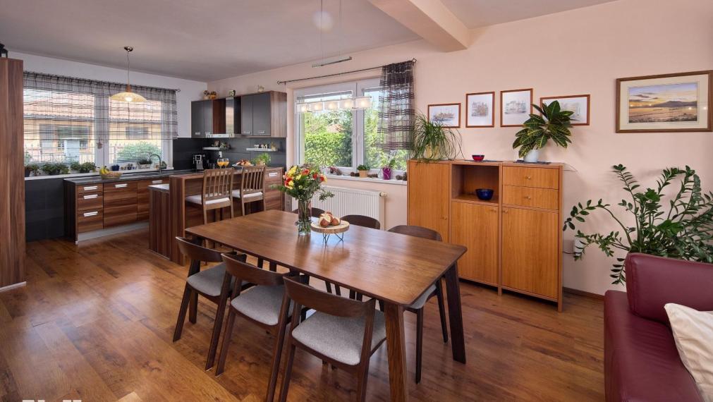 Neibrs | Samostatný 4 izb RD s priestrannou záhradou plnou zelene, garáž, altánok, krb, kľudné prostredie