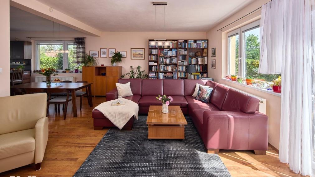 Neibrs | Samostatný 4 izb RD s priestrannou záhradou plnou zelene, garáž, altánok, krb, kľudné prostredie