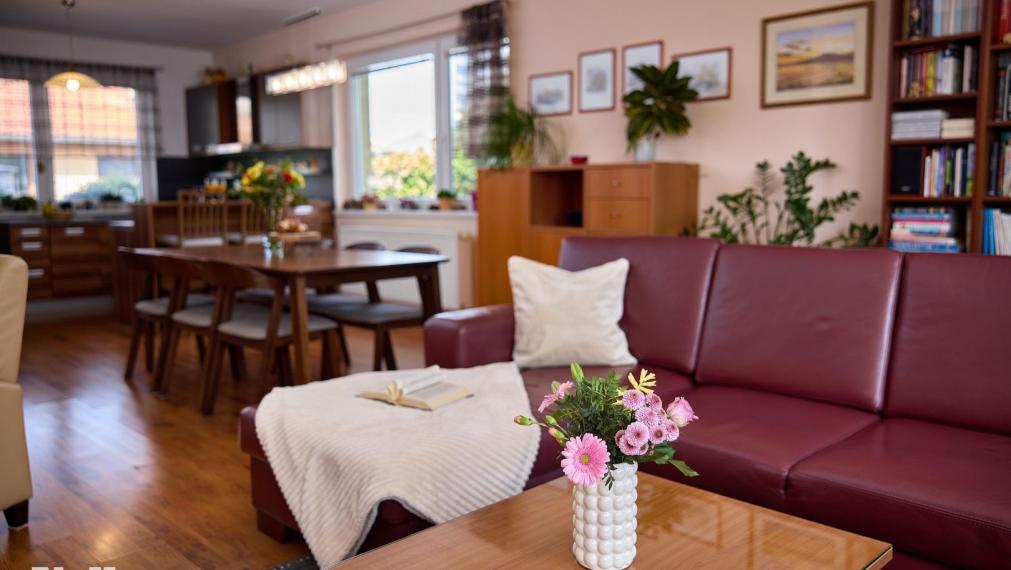 Neibrs | Samostatný 4 izb RD s priestrannou záhradou plnou zelene, garáž, altánok, krb, kľudné prostredie