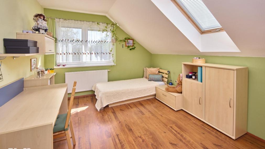 Neibrs | Samostatný 4 izb RD s priestrannou záhradou plnou zelene, garáž, altánok, krb, kľudné prostredie