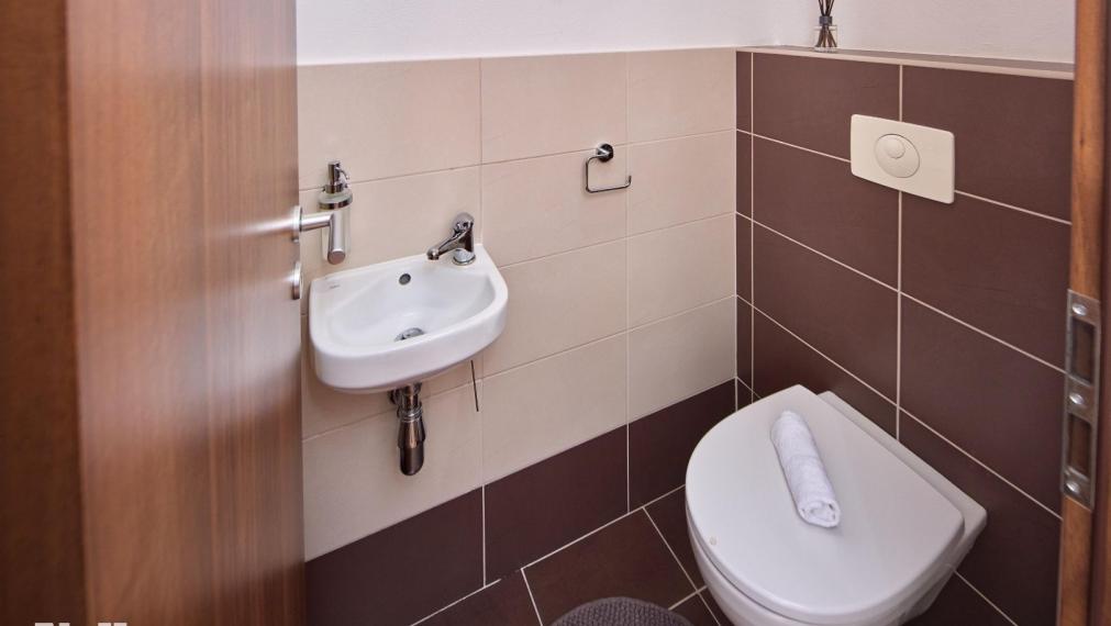 Neibrs | Samostatný 4 izb RD s priestrannou záhradou plnou zelene, garáž, altánok, krb, kľudné prostredie