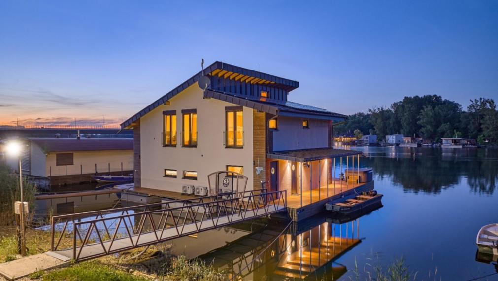 Neibrs | Exkluzívne na predaj 5i luxusný a nízkoenergetický hausboat na celoročné bývanie, 250m2, terasa, vírivka, parkovanie, Jarovecké rameno