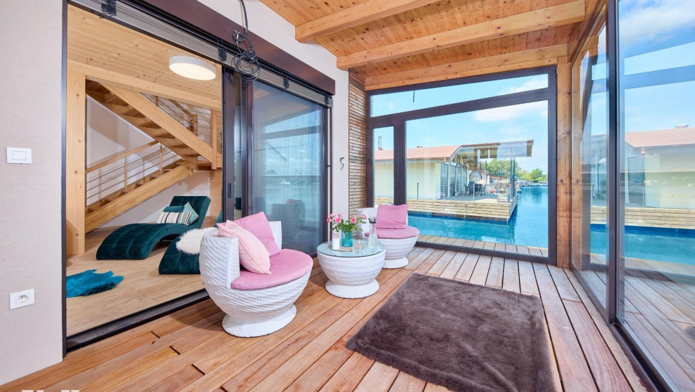 Neibrs | Exkluzívne na predaj 5i luxusný a nízkoenergetický hausboat na celoročné bývanie, 250m2, terasa, vírivka, parkovanie, Jarovecké rameno
