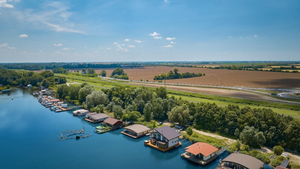 Neibrs | Exkluzívne na predaj 5i luxusný a nízkoenergetický hausboat na celoročné bývanie, 250m2, terasa, vírivka, parkovanie, Jarovecké rameno
