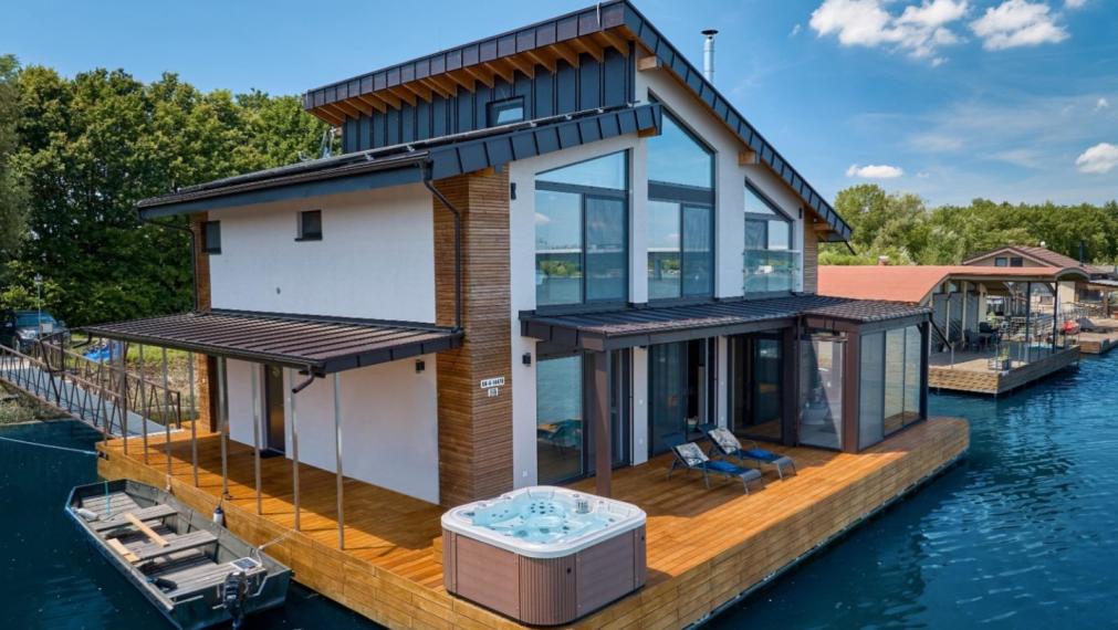 Neibrs | Exkluzívne na predaj 5i luxusný a nízkoenergetický hausboat na celoročné bývanie, 250m2, terasa, vírivka, parkovanie, Jarovecké rameno