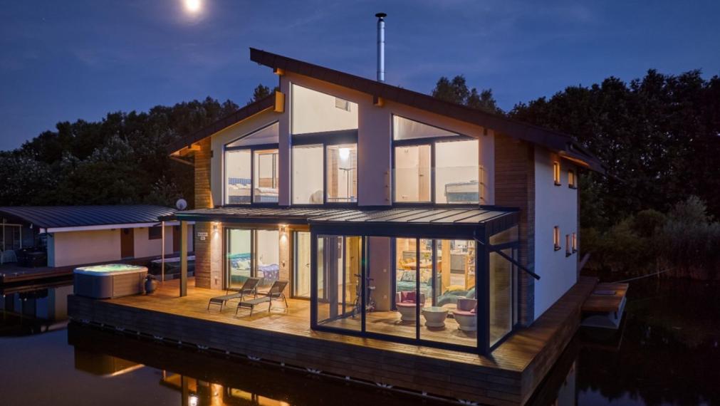 Neibrs | Exkluzívne na predaj 5i luxusný a nízkoenergetický hausboat na celoročné bývanie, 250m2, terasa, vírivka, parkovanie, Jarovecké rameno