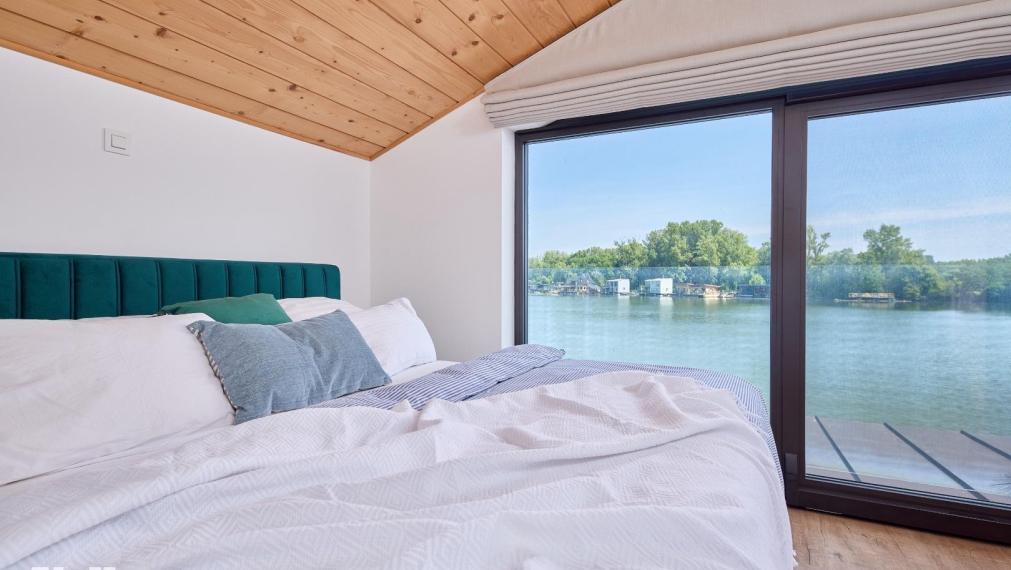 Neibrs | Exkluzívne na predaj 5i luxusný a nízkoenergetický hausboat na celoročné bývanie, 250m2, terasa, vírivka, parkovanie, Jarovecké rameno