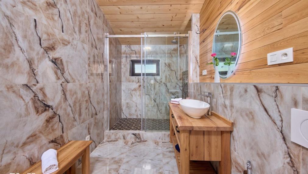 Neibrs | Exkluzívne na predaj 5i luxusný a nízkoenergetický hausboat na celoročné bývanie, 250m2, terasa, vírivka, parkovanie, Jarovecké rameno