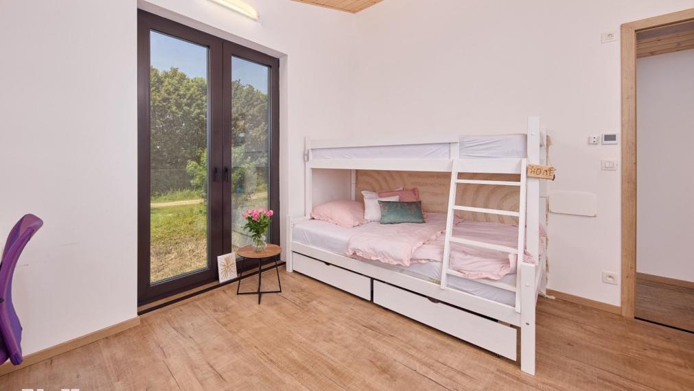 Neibrs | Exkluzívne na predaj 5i luxusný a nízkoenergetický hausboat na celoročné bývanie, 250m2, terasa, vírivka, parkovanie, Jarovecké rameno