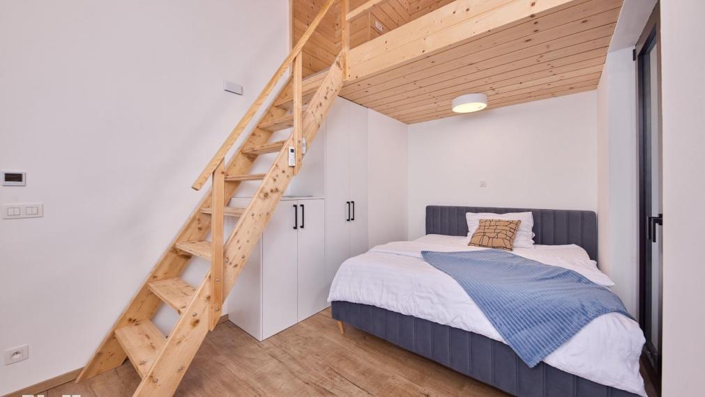 Neibrs | Exkluzívne na predaj 5i luxusný a nízkoenergetický hausboat na celoročné bývanie, 250m2, terasa, vírivka, parkovanie, Jarovecké rameno