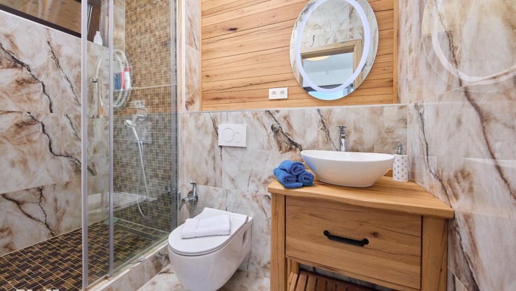 Neibrs | Exkluzívne na predaj 5i luxusný a nízkoenergetický hausboat na celoročné bývanie, 250m2, terasa, vírivka, parkovanie, Jarovecké rameno