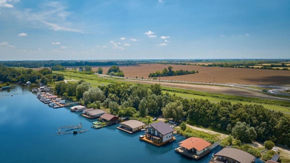 Neibrs | Exkluzívne na predaj 5i luxusný a nízkoenergetický hausboat na celoročné bývanie, 250m2, terasa, vírivka, parkovanie, Jarovecké rameno