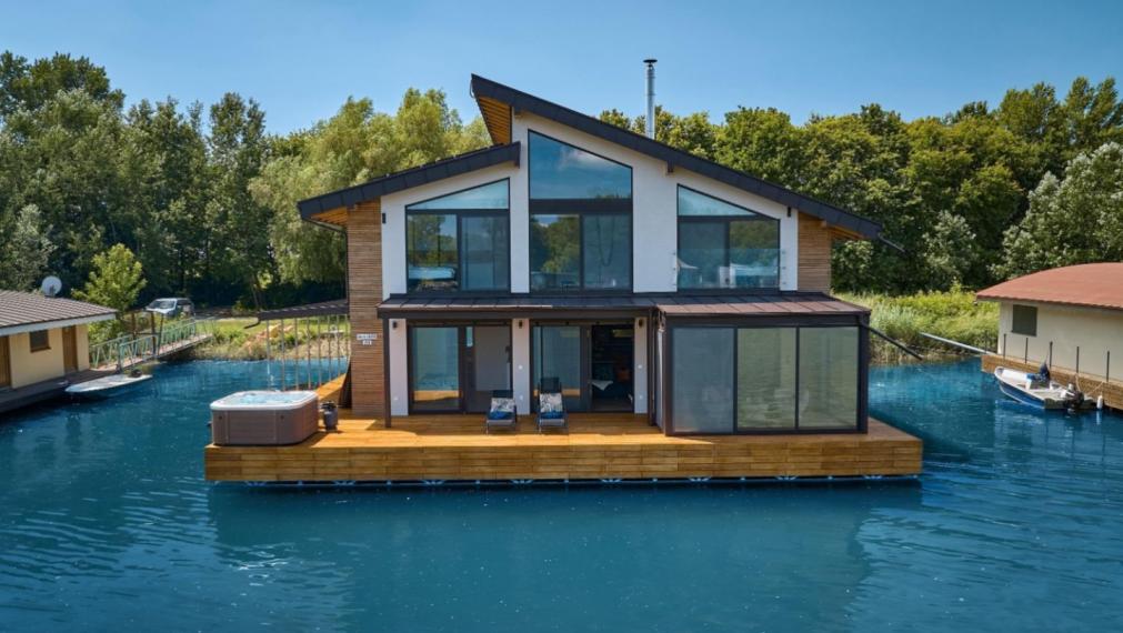 Neibrs | Exkluzívne na predaj 5i luxusný a nízkoenergetický hausboat na celoročné bývanie, 250m2, terasa, vírivka, parkovanie, Jarovecké rameno