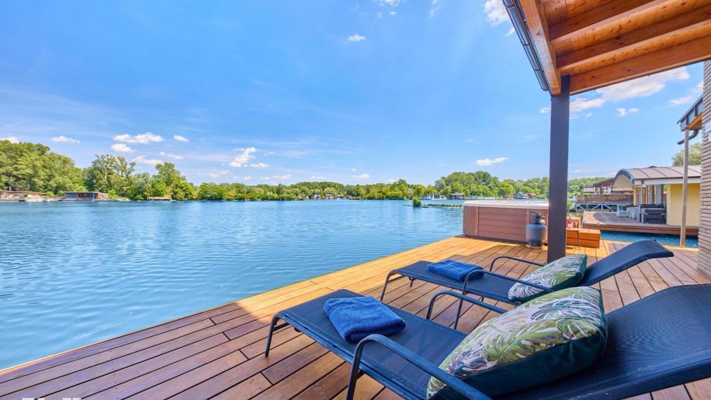 Neibrs | Exkluzívne na predaj 5i luxusný a nízkoenergetický hausboat na celoročné bývanie, 250m2, terasa, vírivka, parkovanie, Jarovecké rameno