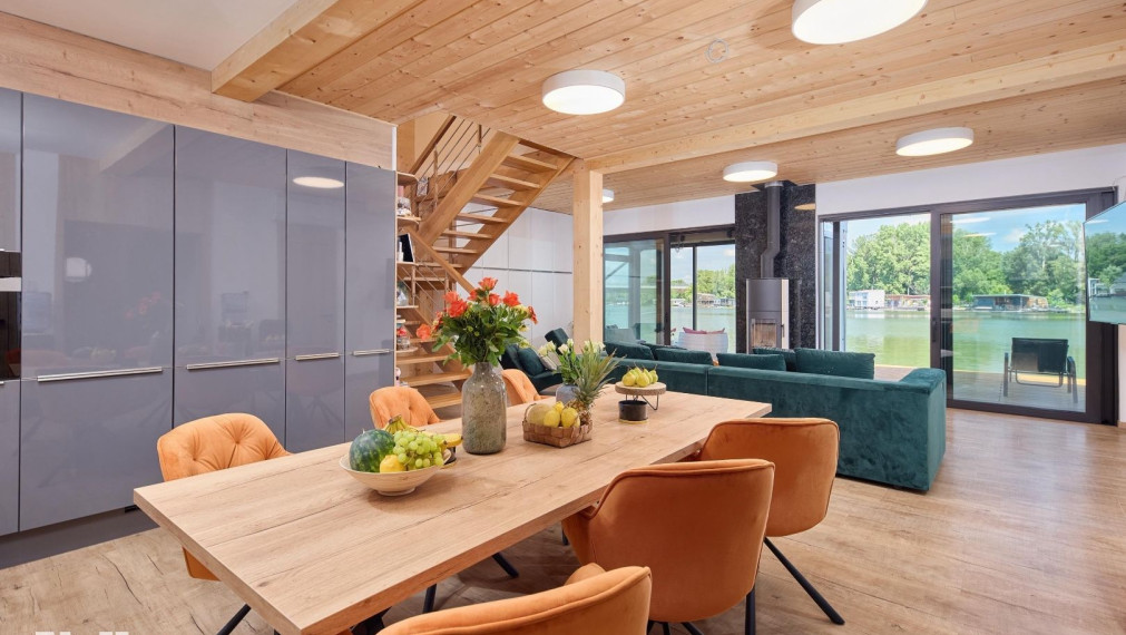 Neibrs | Exkluzívne na predaj 5i luxusný a nízkoenergetický hausboat na celoročné bývanie, 250m2, terasa, vírivka, parkovanie, Jarovecké rameno