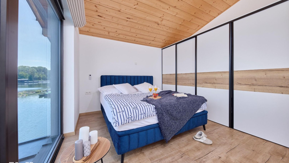 Neibrs | Exkluzívne na predaj 5i luxusný a nízkoenergetický hausboat na celoročné bývanie, 250m2, terasa, vírivka, parkovanie, Jarovecké rameno