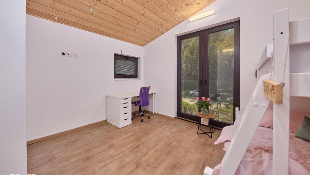 Neibrs | Exkluzívne na predaj 5i luxusný a nízkoenergetický hausboat na celoročné bývanie, 250m2, terasa, vírivka, parkovanie, Jarovecké rameno