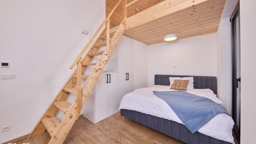 Neibrs | Exkluzívne na predaj 5i luxusný a nízkoenergetický hausboat na celoročné bývanie, 250m2, terasa, vírivka, parkovanie, Jarovecké rameno